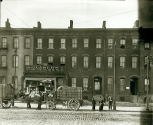 Vue du magasin de vêtements pour hommes de Glaser au 1106 Chouteau Avenue avec un chariot de livraison de bière Lemp-Falstaff chargé devant